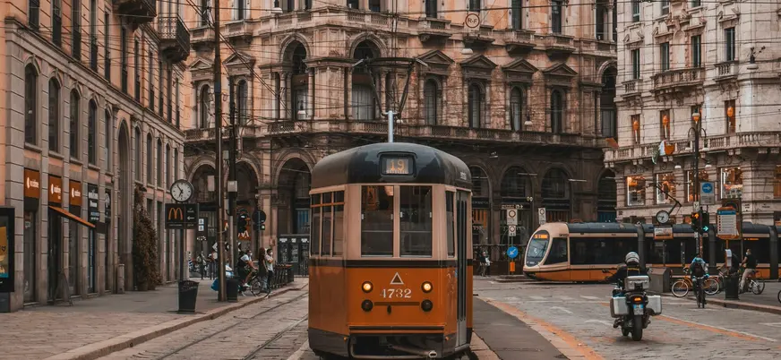 Tranvía circulando por una calle céntrica de Milán
