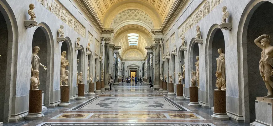 Galería de bustos y estatuas clásicas en los Museos Vaticanos de Roma