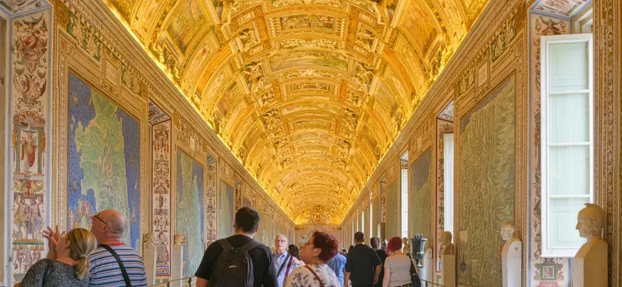 Turistas admirando los frescos de la Galería de los Mapas en el Vaticano