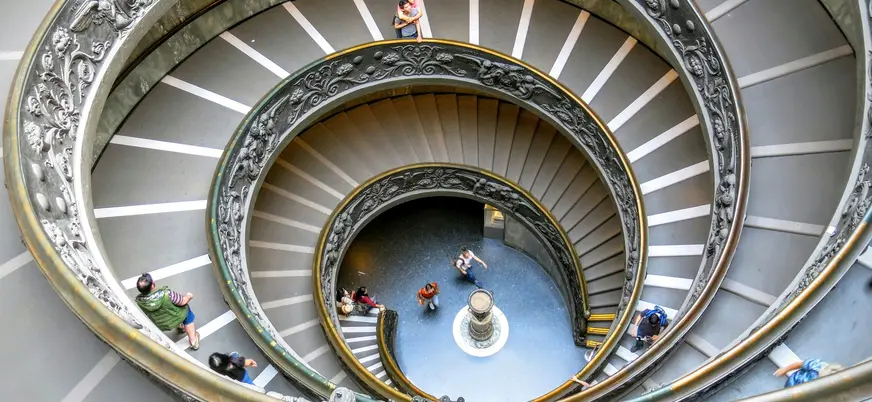 Vista cenital de la famosa escalera de caracol en los Museos Vaticanos