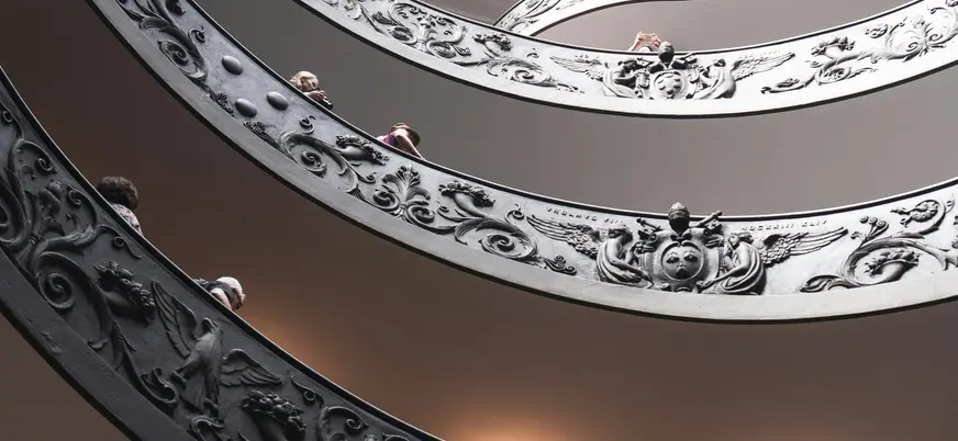 Detalle de los relieves en la escalera de caracol de los Museos Vaticanos