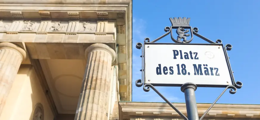 Letrero de Platz des 18. März junto a la Puerta de Brandeburgo en Berlín.