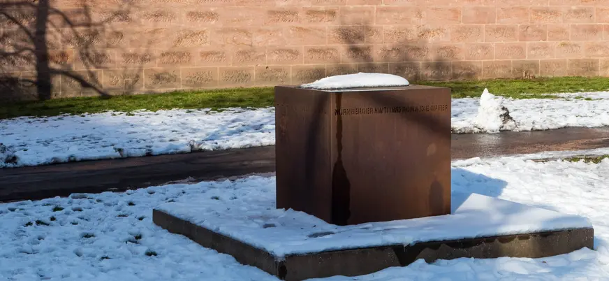Monumento cúbico a los Sinti y Roma víctimas del nazismo bajo la nieve en Berlín.