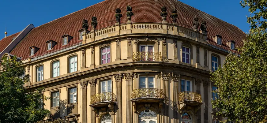 Fachada neobarroca con balcones dorados del Palacio de Ephraim en Berlín.