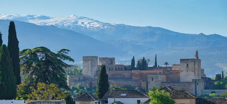 Vistas de la Alhambra con Sierra Nevada nevada al fondo