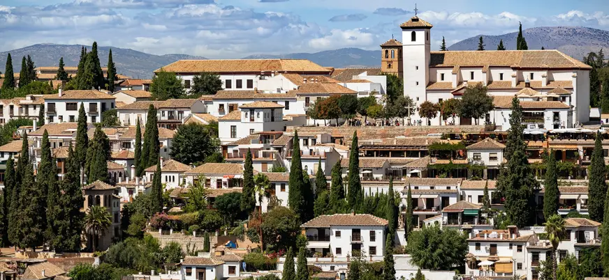 Vistas del barrio del Albaicín y la iglesia de San Nicolás en Granada, España