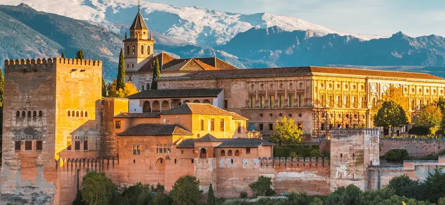 La Alhambra con Sierra Nevada nevada al fondo, en Granada