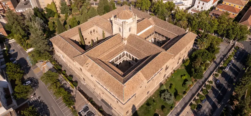 Vista aérea del Monasterio de San Jerónimo y su claustro en Granada, España