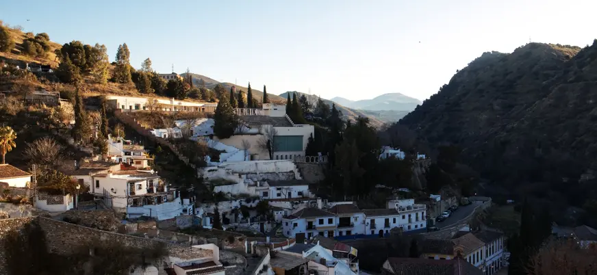 Casas cueva y viviendas blancas ladera del barrio del Sacromonte, Granada