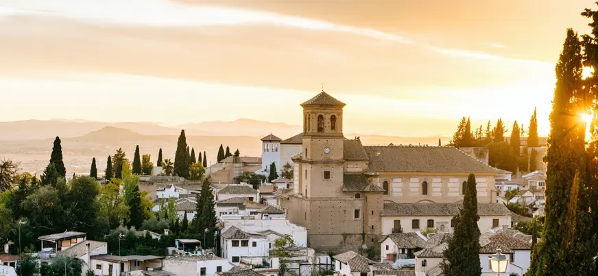 Atardecer sobre la iglesia de San Nicolás y el barrio del Albaicín en Granada