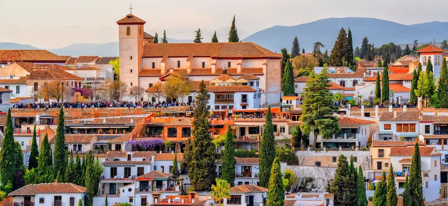 Vistas del Mirador de San Nicolás y su iglesia en el barrio del Albaicín, Granada