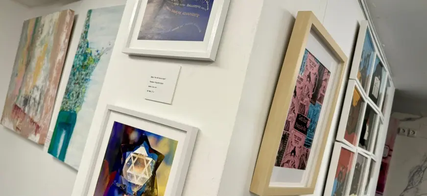 Cuadros y símbolos judíos expuestos en El Call, Barcelona