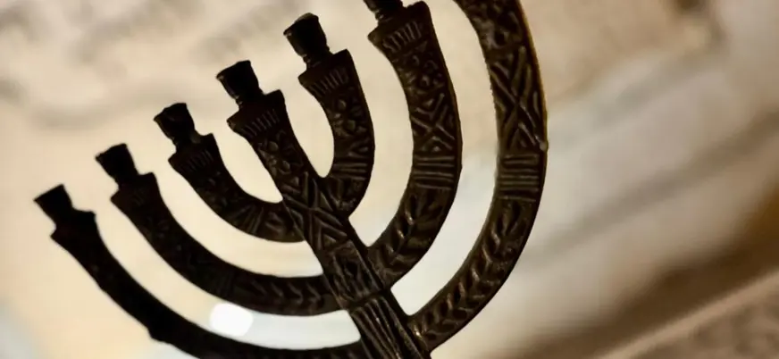 Detalle de una menorá en la Sinagoga del Call de Barcelona