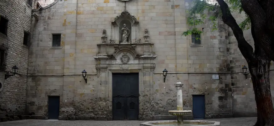 Inscripción en hebreo sobre muro de piedra en el Call de Barcelona