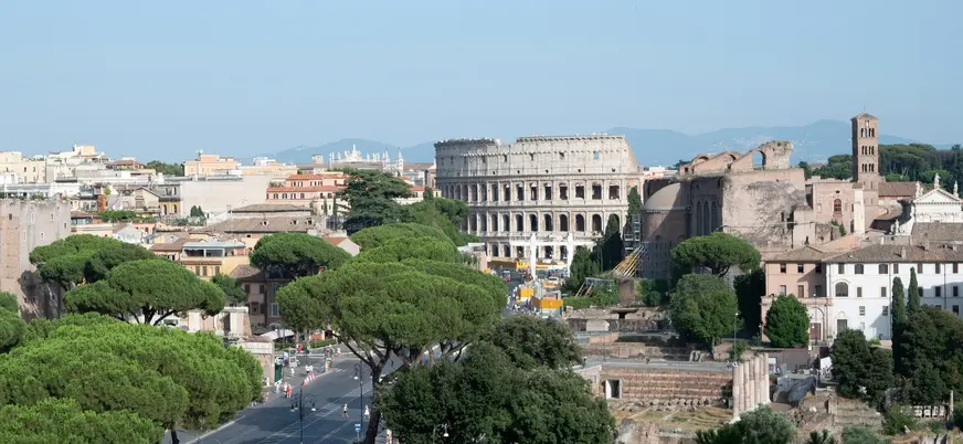 Vista panorámica del Coliseo y el Foro Romano