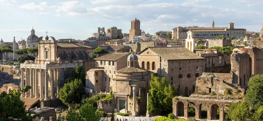 Vista de templos antiguos y edificios históricos en el Foro Romano
