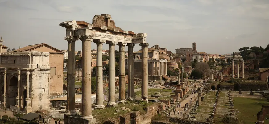 Ruinas de templos antiguos y columnas en el Foro Romano de Roma