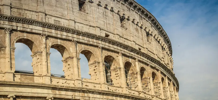 Detalle de los arcos y la fachada del Coliseo Romano en Roma