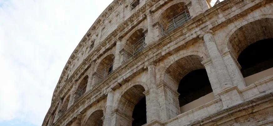 Primer plano de los arcos de piedra del Coliseo Romano