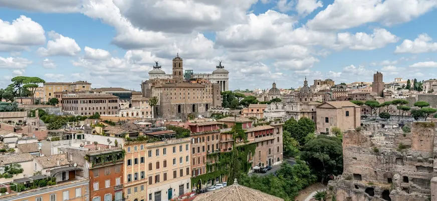 Panorámica de los tejados y monumentos históricos del centro de Roma