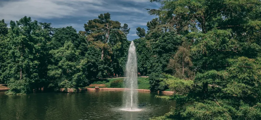 Fuente en el estanque del Palacio de Cristal, Retiro, Madrid.