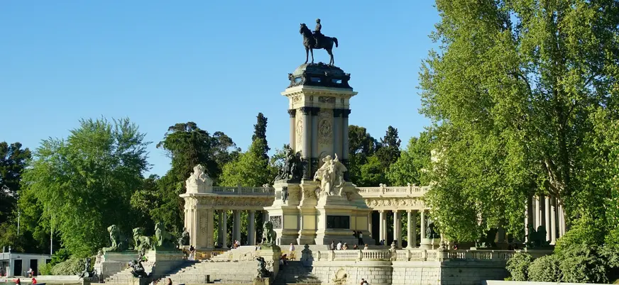 Monumento a Alfonso XII y barcas en el Estanque Grande del Retiro, Madrid