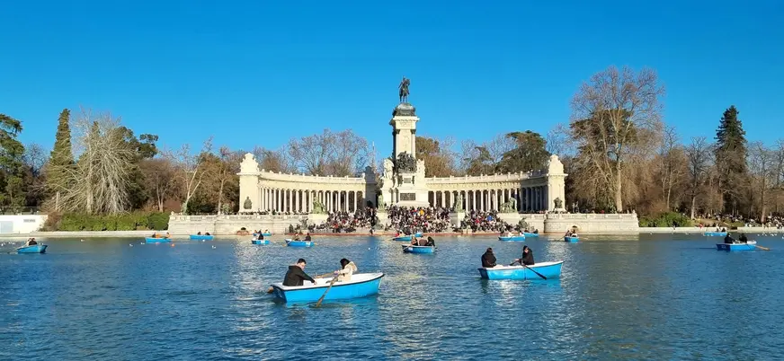 Barcas en el Estanque del Retiro frente al monumento a Alfonso XII