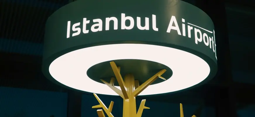 Cartel de Istanbul Airport en el aeropuerto de Estambul, Turquía