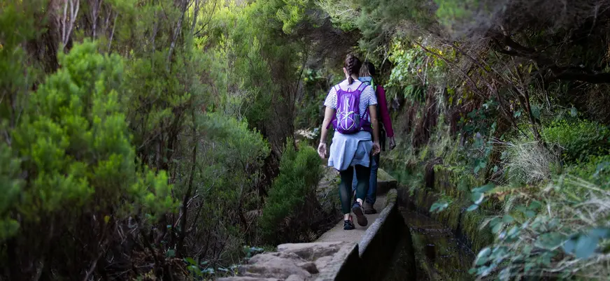 Senderistas en la Levada do Caldeirão Verde, Madeira.