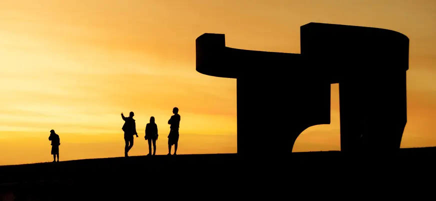 Elogio al Horizonte al atardecer con personas próximas al mismo