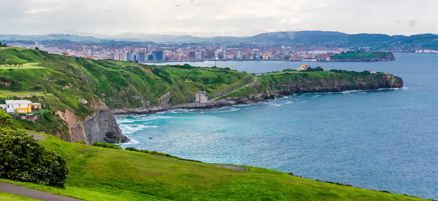 Vista panorámica de la costa de Gijón