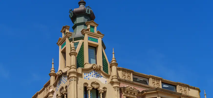 Edificio modernista del arquitecto Manuel del Busto localizado en Gijón, Asturias
