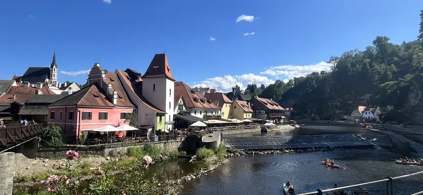Turistas navegando por el Río Moldava, Český Krumlov