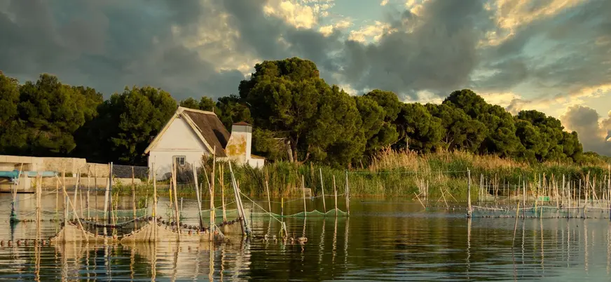 Barraca tradicional y artes de pesca en la Albufera de Valencia.