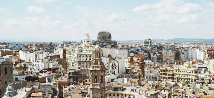 Vista aérea del centro histórico de Valencia y la torre de Santa Catalina