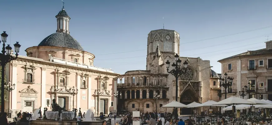 Plaza de la Virgen con la Catedral y la Basílica en el centro de Valencia