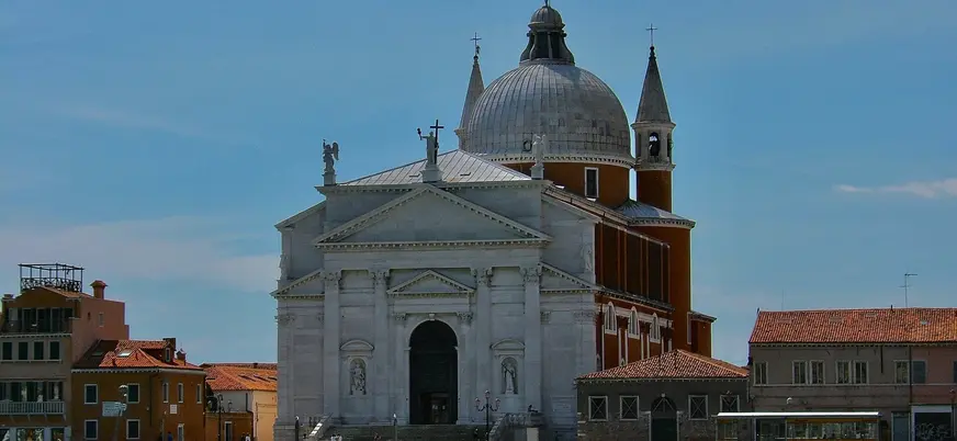 Iglesia del Redentore frente al canal en Venecia