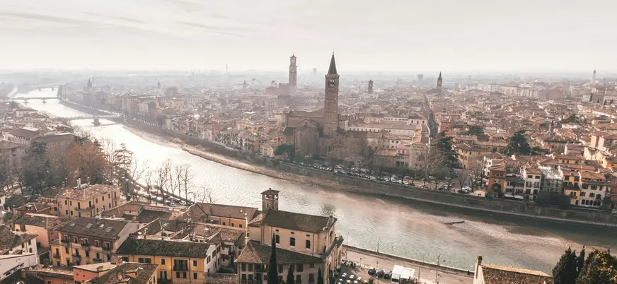 Vista del río Adigio y el centro histórico de Verona desde un mirador, Italia