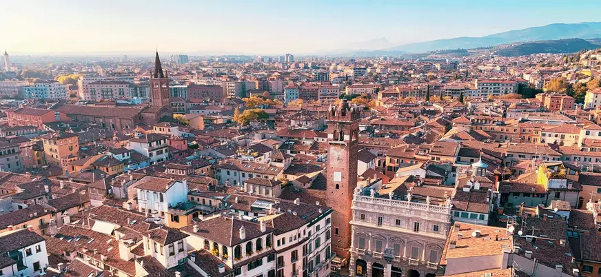 Vista aérea del centro histórico de Verona con sus tejados y torres, Italia