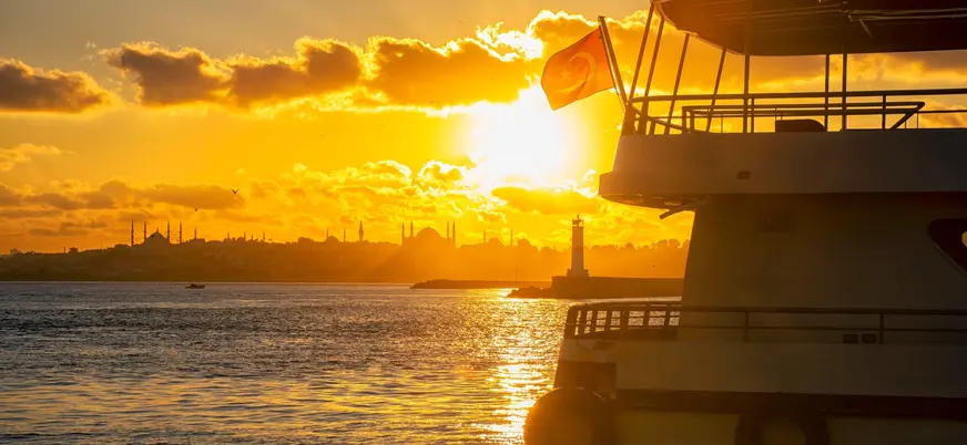 Atardecer en yate por el Bósforo en Estambul, Turquía