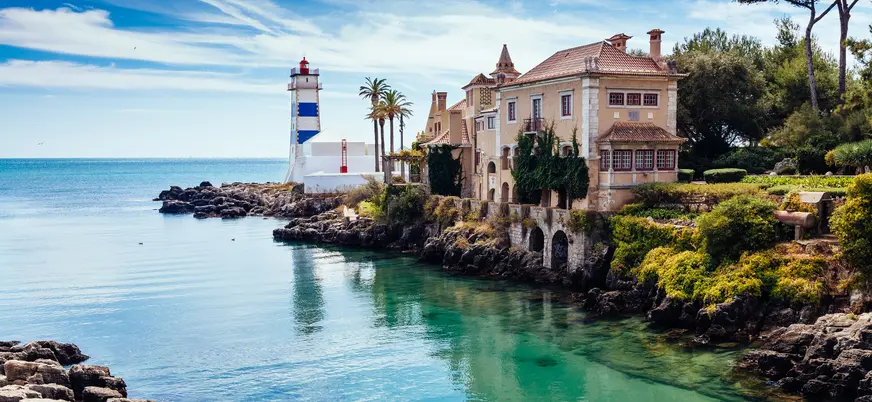 Faro de Santa Marta y casa costera en Cascais.