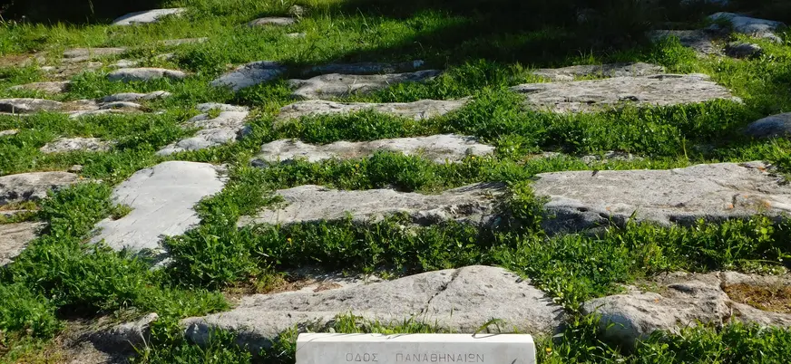 Placa informativa sobre Vía Panatenaica en Atenas