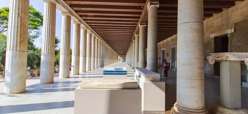 Columnas dóricas y jónicas en la Estoa de Átalo, Atenas