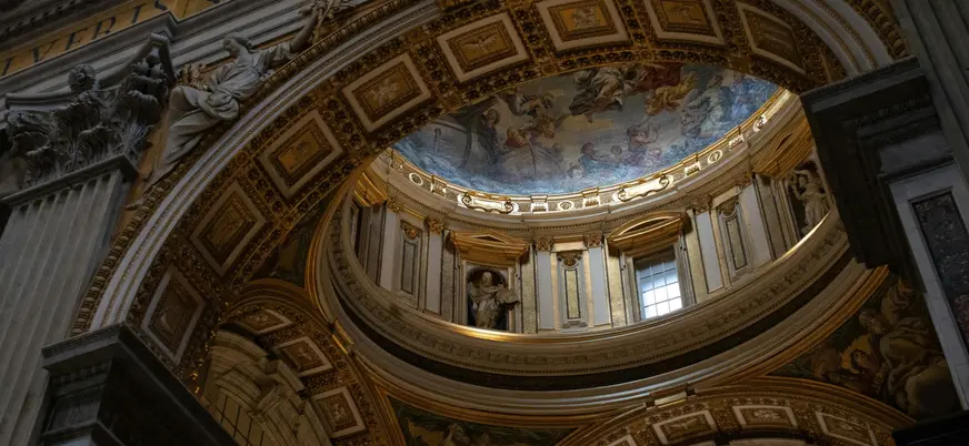 Cúpula con frescos y relieves dorados en la Basílica de San Pedro, el Vaticano