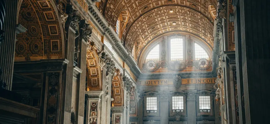 Luz cenital iluminando la Basílica de San Pedro, el Vaticano