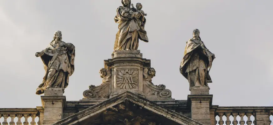 Estatua de la Virgen y santos en la Basílica de Santa María la Mayor, Roma