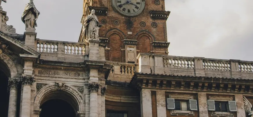 Estatua y torre del reloj de la Basílica de Santa María la Mayor en Roma