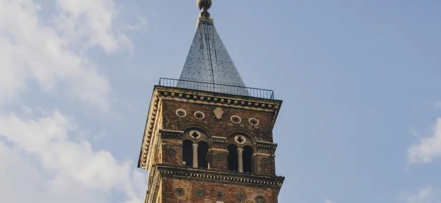 Campanario románico de la Basílica de Santa María la Mayor