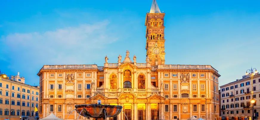 Fachada de la Basílica de Santa María la Mayor y su fuente en Roma