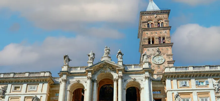Fachada barroca y campanario de la Basílica de Santa María la Mayor en Roma